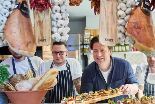 Jamie Oliver&nbsp;pfählte Brathühner mit Bierdosen – und wurde so zum Star der kochenden Jugend.