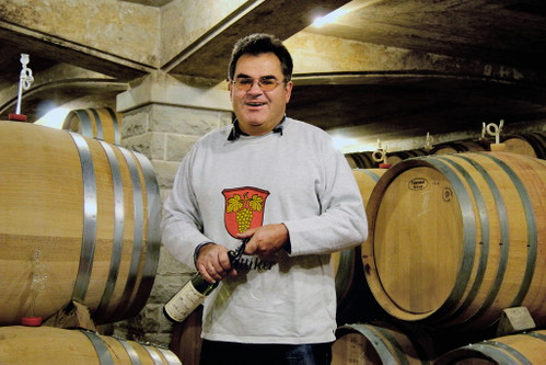 Niklaus Zahner aus dem Schweizer Kanton Zürich (im Kreis) liebt die Rebsorte Gewürztraminer. Nach Muskat duftet diese Sorte in der Regel nicht – ganz im Gegensatz zur Gruppe der Muskateller.