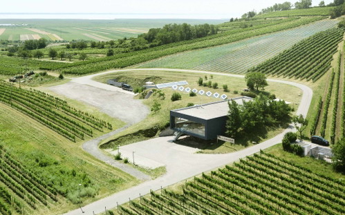 Mit seinem 2004 in Betrieb genommenen Weingut hat Hillinger auch architektonisch einen Meilenstein gesetzt.