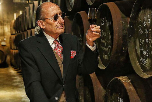 Don Alvaro Sánchez&nbsp;von Toro Albalá prüft regelmässig die Qualität seiner Produkte.