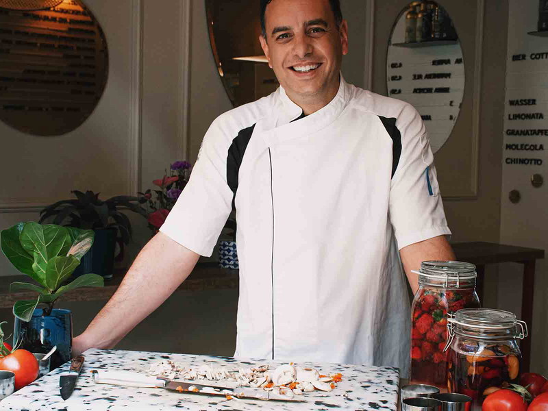 Royi Shwartz in seiner Crêperie in Wien Mariahilf