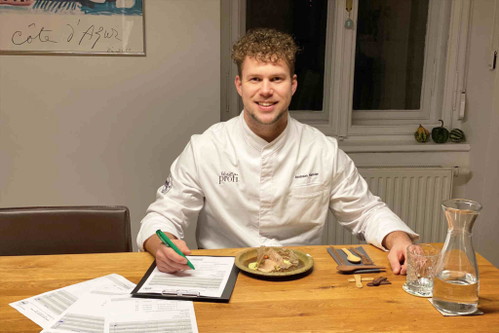 Juror Andreas Hammler während der Verkostung der Gerichte im Home Office. Die Gerichte wurden den Juroren direkt zugestellt.