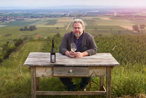 Bernhard Ott ist überzeugt, dass die Natur ihre Elemente selbst am besten in Balance halten kann und damit stimmige Weine hervorbringt.