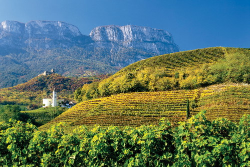 Eppan an der Weinstrasse (Missian): Im Bild die Missianer Kirche und die Ruine von Schloss Boymont.
