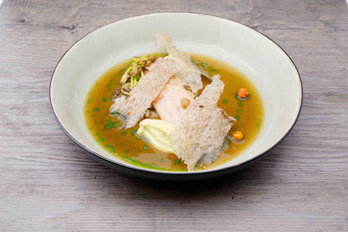 Andreas Dick kochte Seeforelle mit Erdäpfelschalen-Dashi, wildem Blumenkohl, Einkorn, Vogelbeeren und Cumeo Pfeffer.