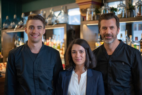 Spitzenkoch Daniel Zeindlhofer mit Gastgeberin Ines Triebenbacher und Andreas Caminada: Das «Igniv Zürich by Andreas Caminada» wurde mit dem ersten Stern ausgezeichnet.