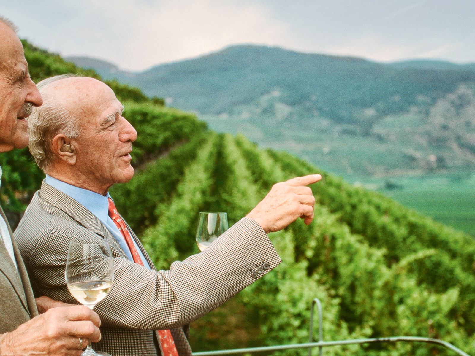 Gipfeltreffen auf höchster Ebene: Robert Mondavi und Josef Jamek (l.), zwei wahre Legenden, genießen bei einem Glas Riesling den Blick von der Ried Klaus auf die Wachau.