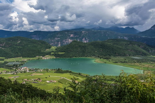 Der Kalterer See ist der grösste natürliche See Südtirols.