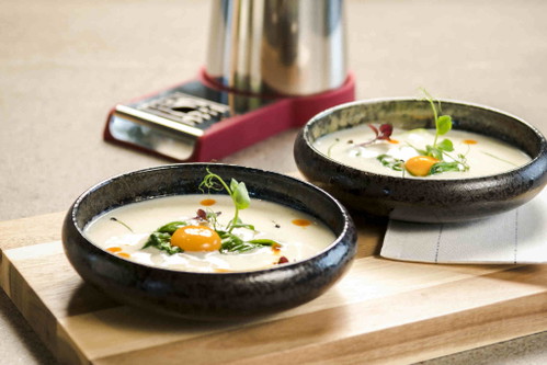 Suppe lässt sich mit dem Gerät schäumen.