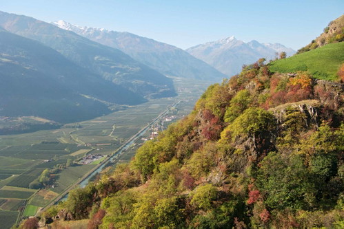 Der Blick ausgehend vom Schloss Juval in das Etschtal.