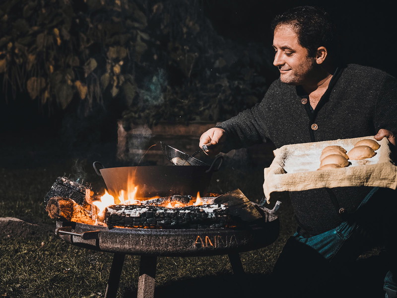 Pierre Reboul, einer der besten Bäcker des Landes, frittiert über offenem Feuer.