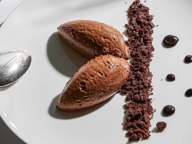 Das «1844 Mousse au Chocolat» bildet den Abschluss des viergängigen Valentinstags-Menüs des Zürcher «Baur's».