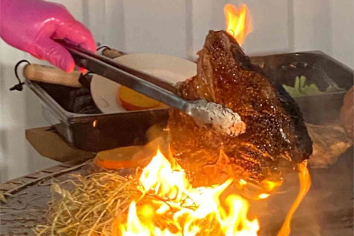 Das Steak wurde am Kugelblitz zubereitet.
