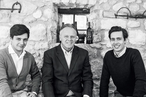 Manfred Tement (mit seinen Söhnen Stefan und Armin) zeigte, dass auch in der Südsteiermark Weißweine von internationalem Top-Niveau erzeugt werden können.