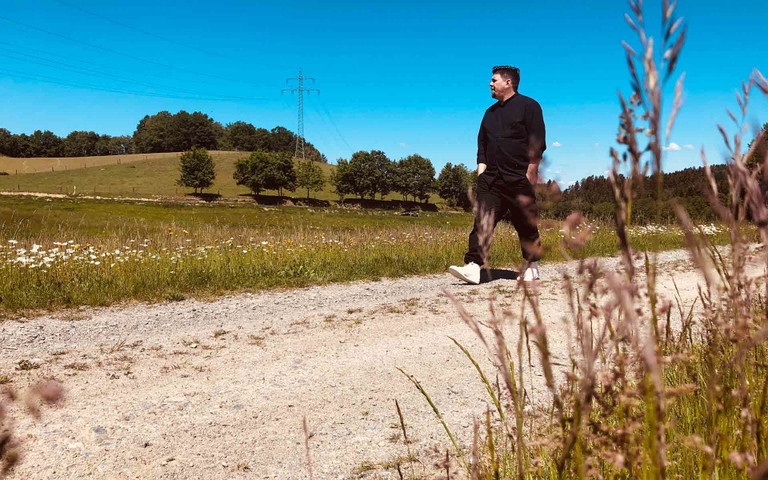 Tim Mälzer am Weg zu Lucki Maurer