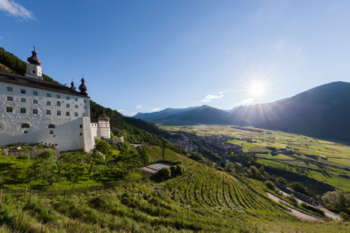Burgeis im Vinschgau: Im Bild mit Kloster Marienberg.