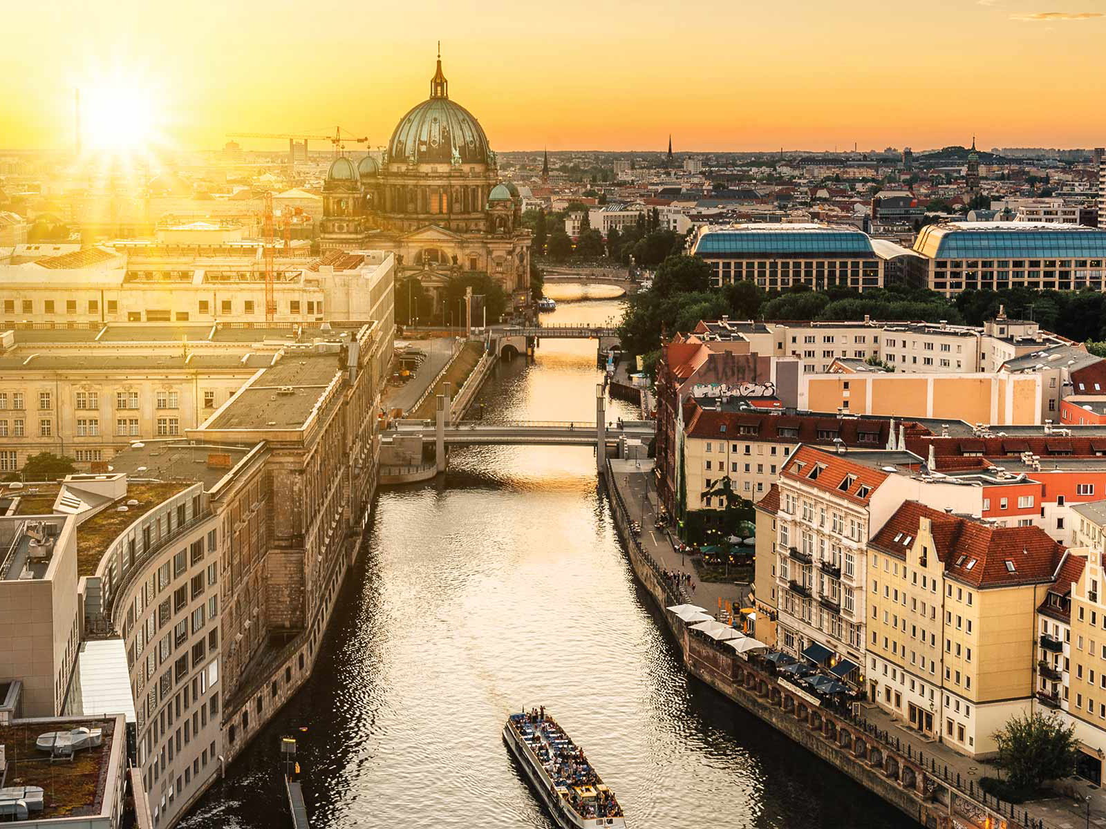 Berliner Skyline, im Hintergrund die die St.Hedwigs-Kathedrale.