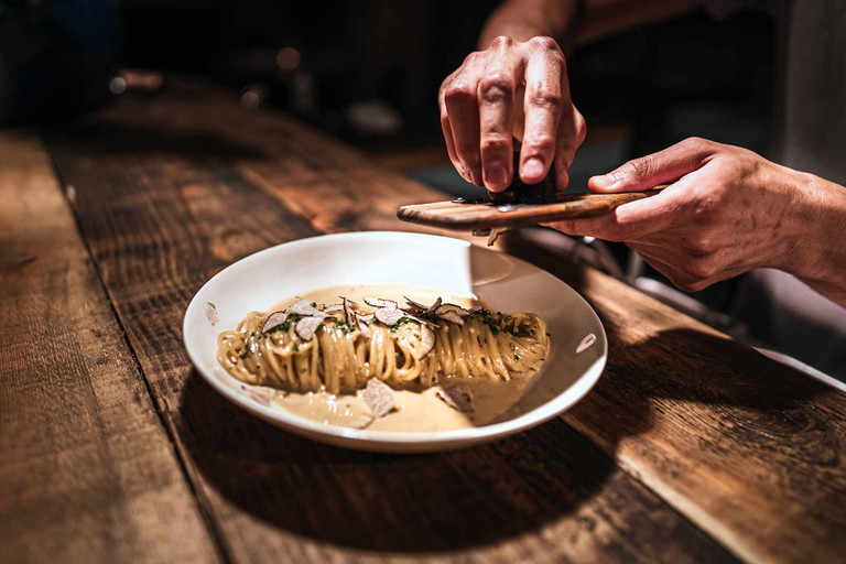 Schwarze Trüffel Pasta mit Butter-Zitronen-Confit und Schnittlauch.