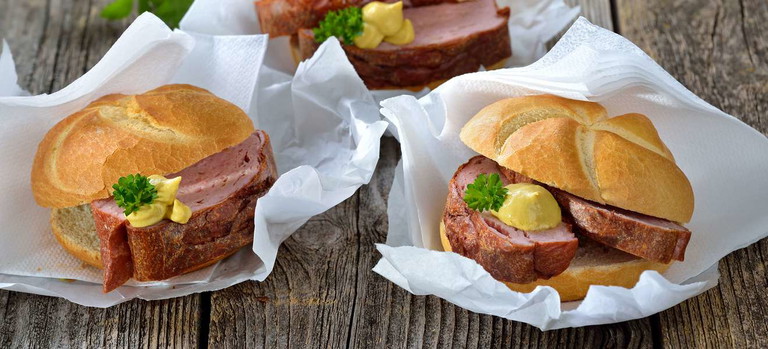 Der Drive-In ermöglicht fast kontaktloses Abholen von Leberkäse.
