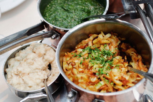 Systemgastronomie muss nicht nur Pizza und Burger bedeuten: Rindfleischvariationen in dampfenden Suppen mit Schnittlauchsauce, Gemüse und Markknochen sind das Erfolgsrezept der Plachutta-Dynastie. Ein einfaches Bewirtungsmodell, bei dem jeder Gast schon im Vorhinein weiß, was ihn erwartet.&nbsp;