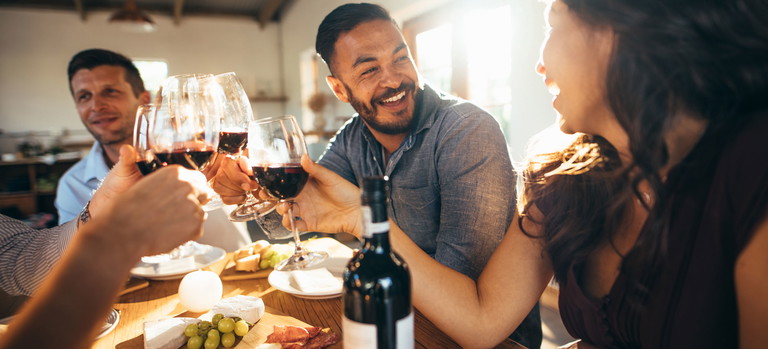 Die sinnliche Freude beim gemeinsamen Essen, wenn einfach »alles« passt, erleben wir als vollkommenes Glück. Auch Licht und Farben spielen dabei eine wichtige Rolle.