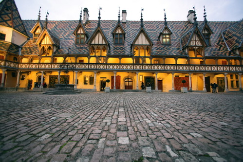 Legendärer Ort des Weinhandels: Das Hôtel-Dieu in Beaune, in dem die berühmten Versteigerungen des Hospice de Beaune stattfinden.