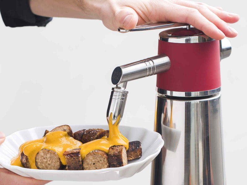 Auch die Currysauce lässt sich mit dem »Thermo XPress Whip Plus« portionieren.