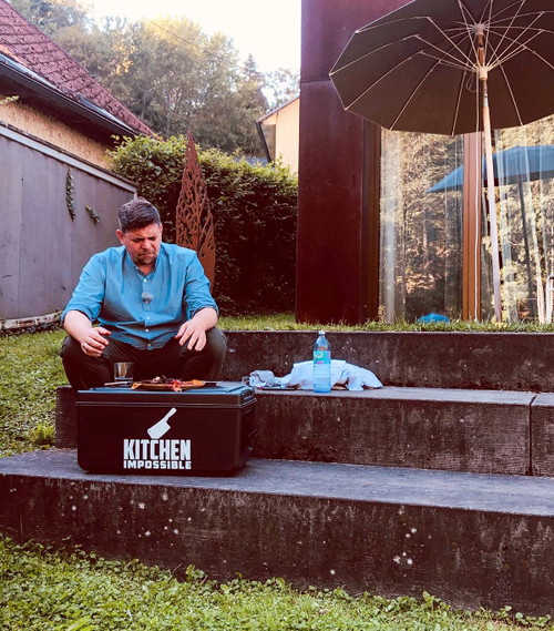 Tim Mälzers erste Aufgabe wartet bei der Familie Rachinger in Neufelden.