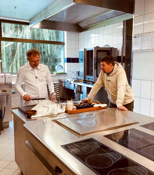Sven Elverfeld und Tim Mälzer treffen zum ersten Mal aufeinander.