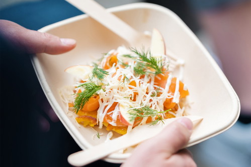 Stefan Jäckels hausgeräucherter Lachs mit Kartoffelrösti, Meerrettichschaum, Dill und Apfel