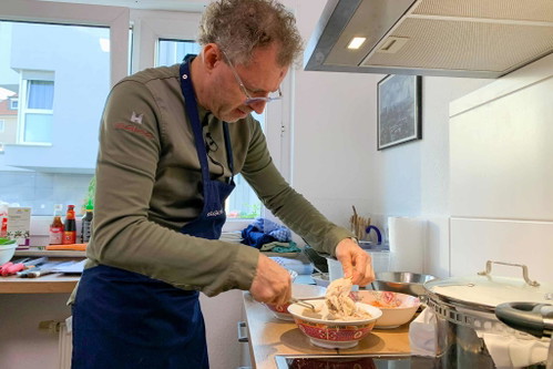 Sven Elverfeld müht sich in der «überschaubaren» Haushaltsküche ab.