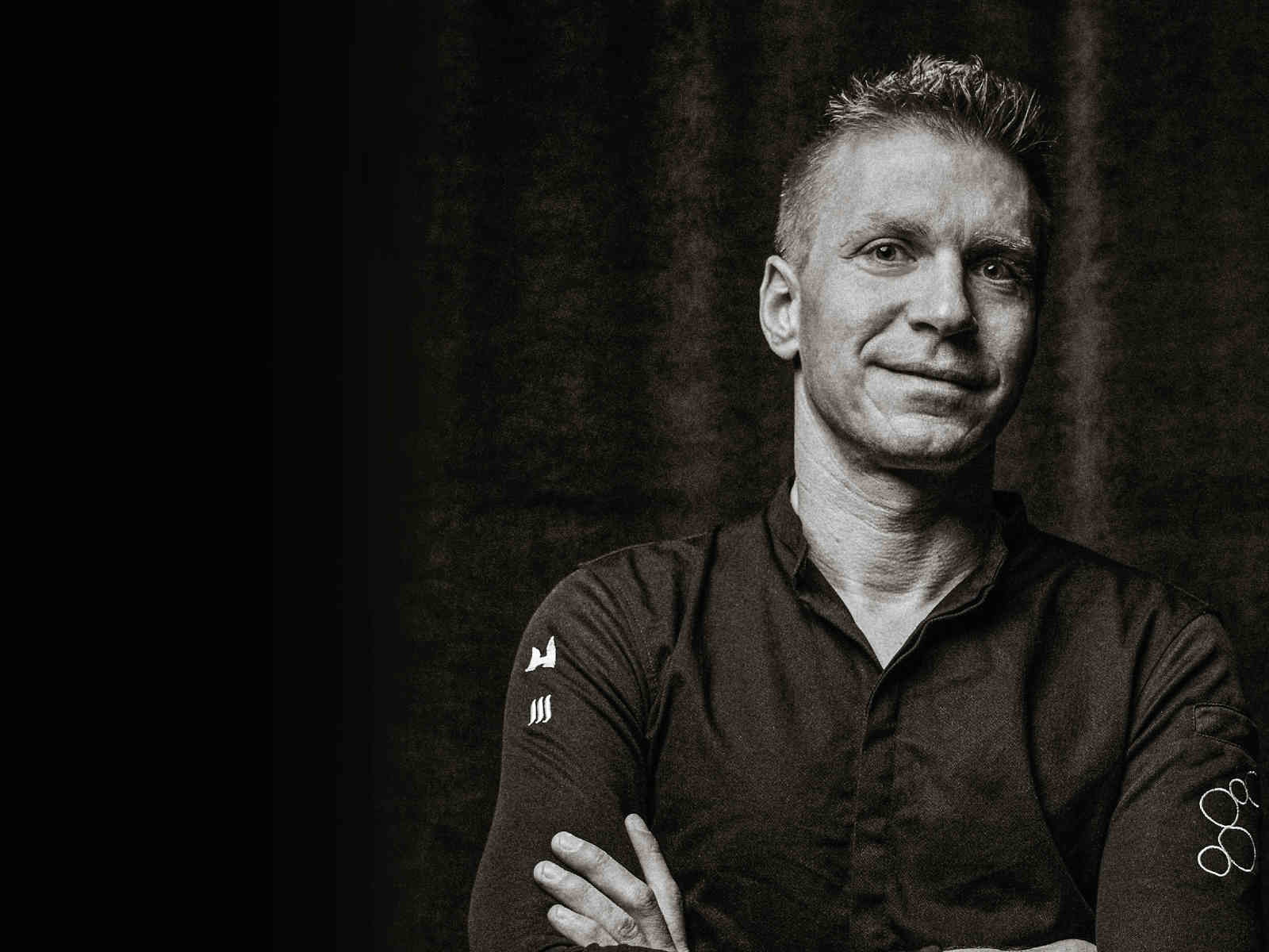 Zwei Sterne im Guide Michelin, vier Gabeln Falstaff Restaurantguide, vier Hauben Gault-Millau, Falstaff Neueinsteiger des Jahres 2015 und noch viele weitere Auszeichnungen hat Andreas Senn mit seinem »Senns.Restaurant« bereits erhalten.
