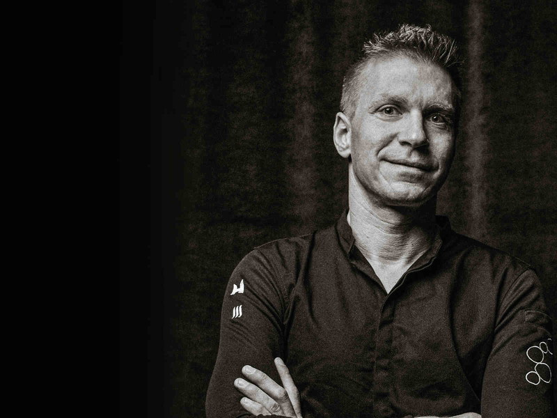 Zwei Sterne im Guide Michelin, vier Gabeln Falstaff Restaurantguide, vier Hauben Gault-Millau, Falstaff Neueinsteiger des Jahres 2015 und noch viele weitere Auszeichnungen hat Andreas Senn mit seinem »Senns.Restaurant« bereits erhalten.