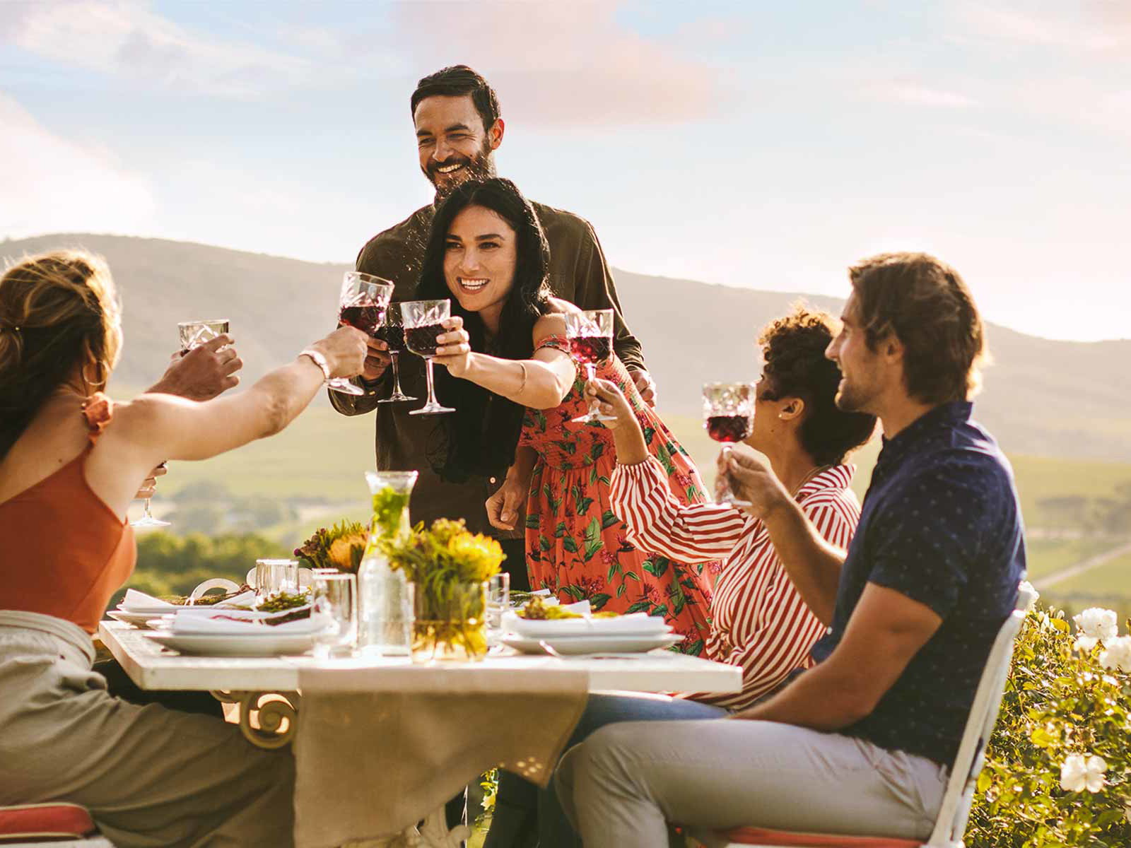 Sehnsuchtsbild: mit Freunden im Freien zusammensitzen, gut essen und trinken und dabei die Sonne genießen – wie sehr haben wir das vermisst!