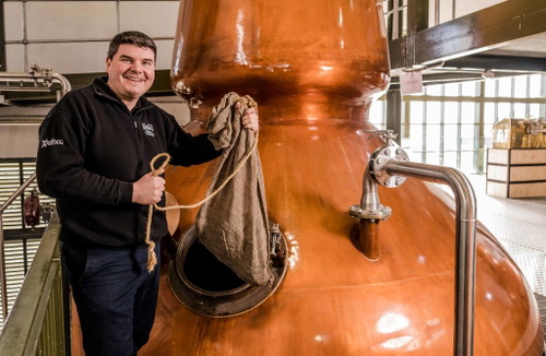 Ardbeg Destillerie Manager Colin Gordon beim traditionellen Einweihen der Brennblase.