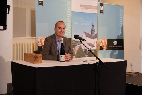 Dieter Greiner mit seinem 15.000 Euro Wein 1921 Erbacher Marcobrunn Riesling Trockenbeerenauslese