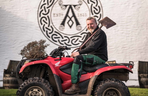 Dugga Bowman ist Head Warehouseman der Brennerei und übernahm das Torfspaten am Kintour.