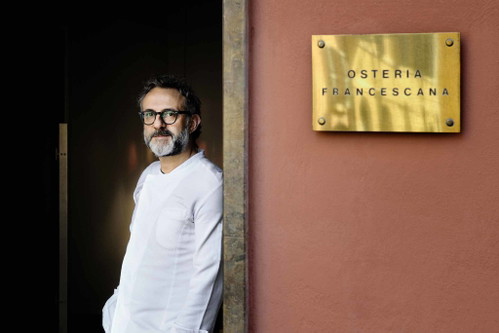 Ein schlichtes, poliertes Messingschild weist zur »Osteria Francescana« in Modena, einem der weltbesten Restaurants.