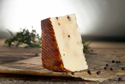 Die Pfefferkörner im Pecorino weisen ihn als Sizilianer aus, dessen kulinarische Wurzeln bis in die Antike reichen.