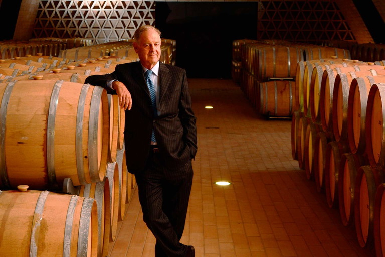 Blickt zufrieden auf sein Lebenswerk: der Marchese Piero Antinori im neuen, hochmodernen Keller des Unternehmens&nbsp;in Bargino.