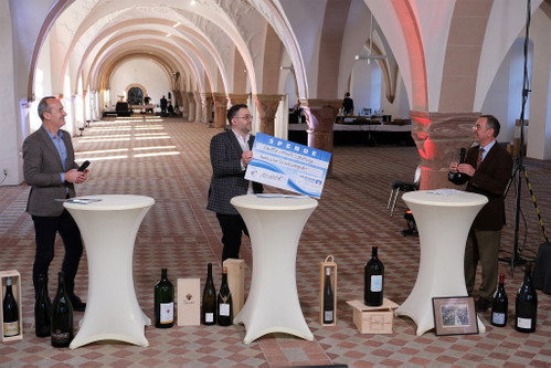 Dieter Greiner übergibt die Spende über Andreas Kunze an Rolf Lang von der Philipp-Kraft-Stiftung