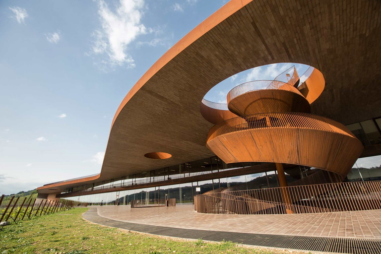 Tradition trifft Zukunft: Der Antinori-Keller&nbsp;in Bargino mutet futuristisch an, ist&nbsp;aber zugleich auch hervorragend in die Landschaft eingebettet.