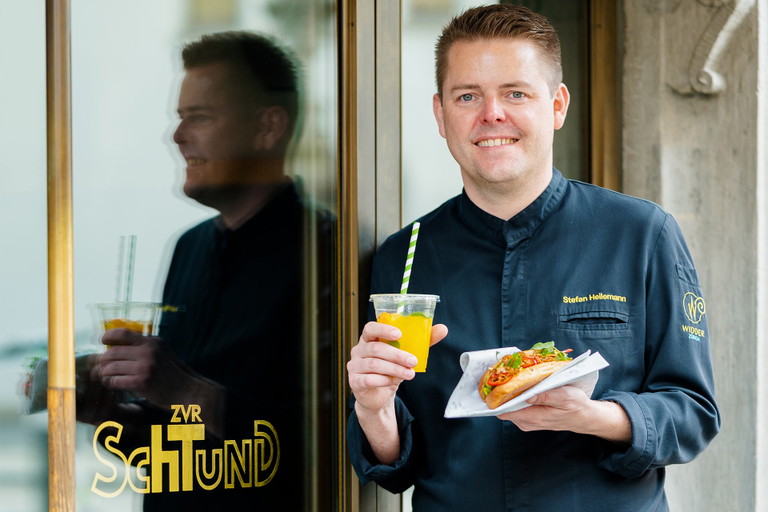 Stefan Heilemann serviert Streetfood in der Zürcher Altstadt.