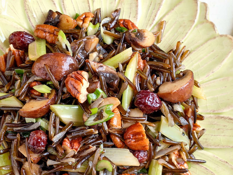 Gerichte wie dieser Wildreissalat (siehe Rezepttipps) überraschen mit Geschmack und Variationsmöglickeiten