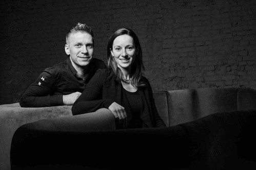 Eva Senn-Gramberger: Die bessere Hälfte und Mitgründerin von »Senns.Restaurant«. Sie managt Veranstaltungen, Reservierungen und die beiden gemeinsamen Kinder.