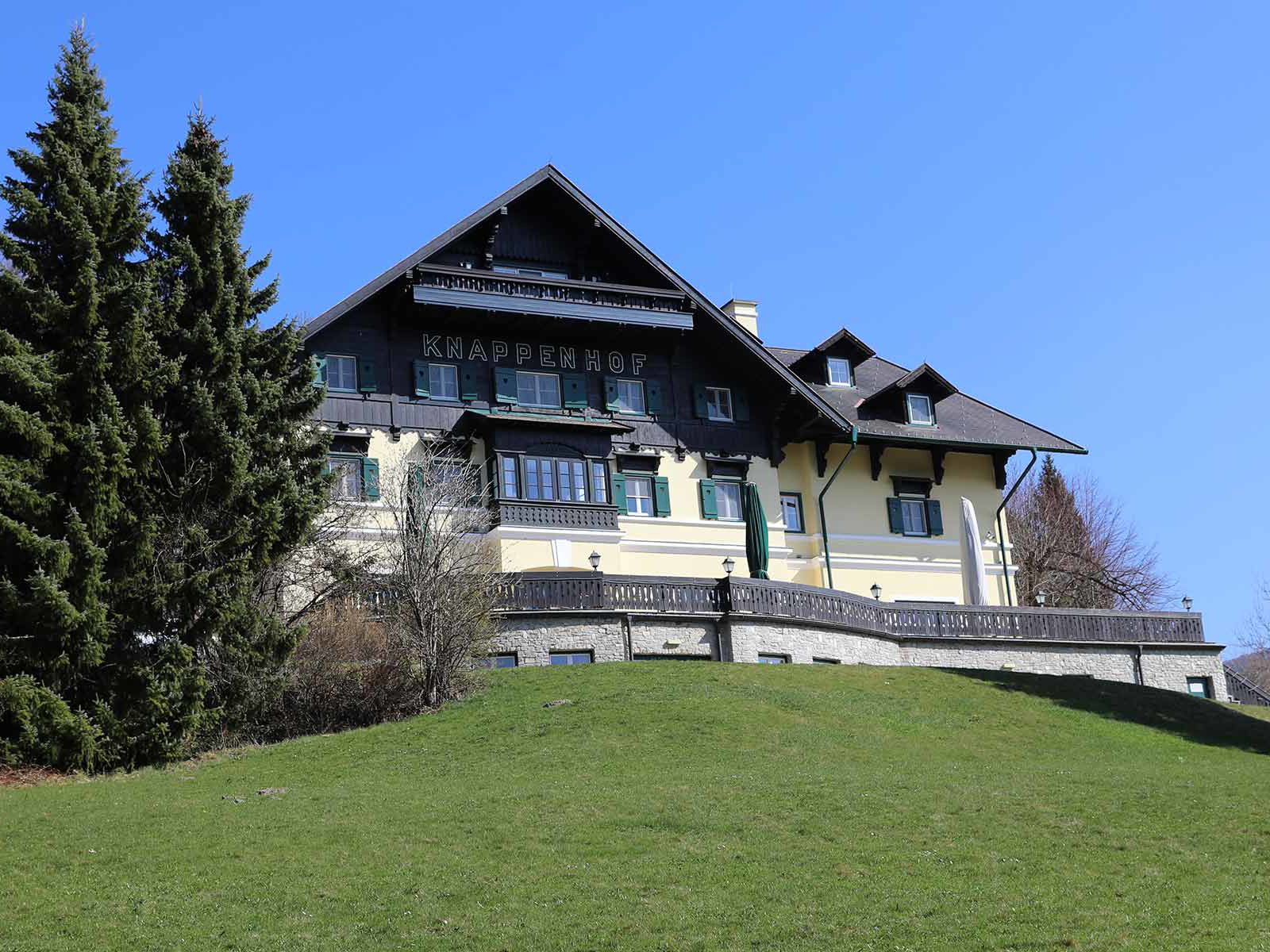 Der »Knappenhof« thront an der Südflanke der Rax.
