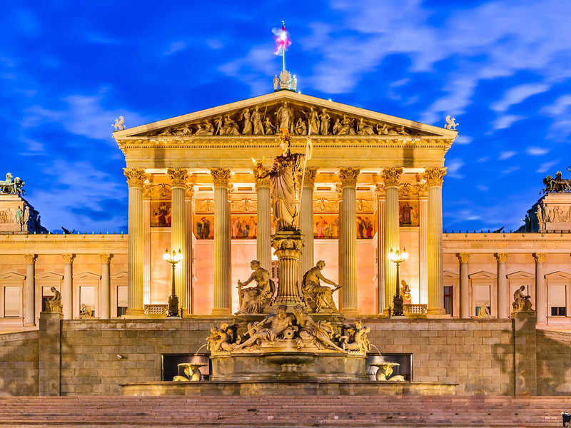 Die Dachterrassen werden links und rechts des Haupttraktes errichtet.