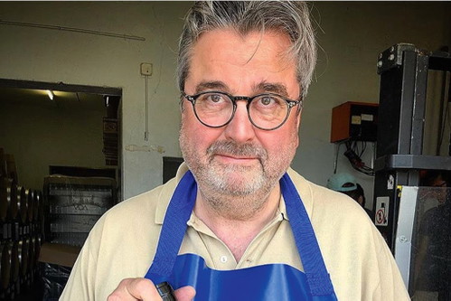Der Genfer Mediziner Dr. Patrick Regamey ist Wein-Autodidakt. Er gründete im Jahr 2007 das Weingut Histoire d’Enfer.