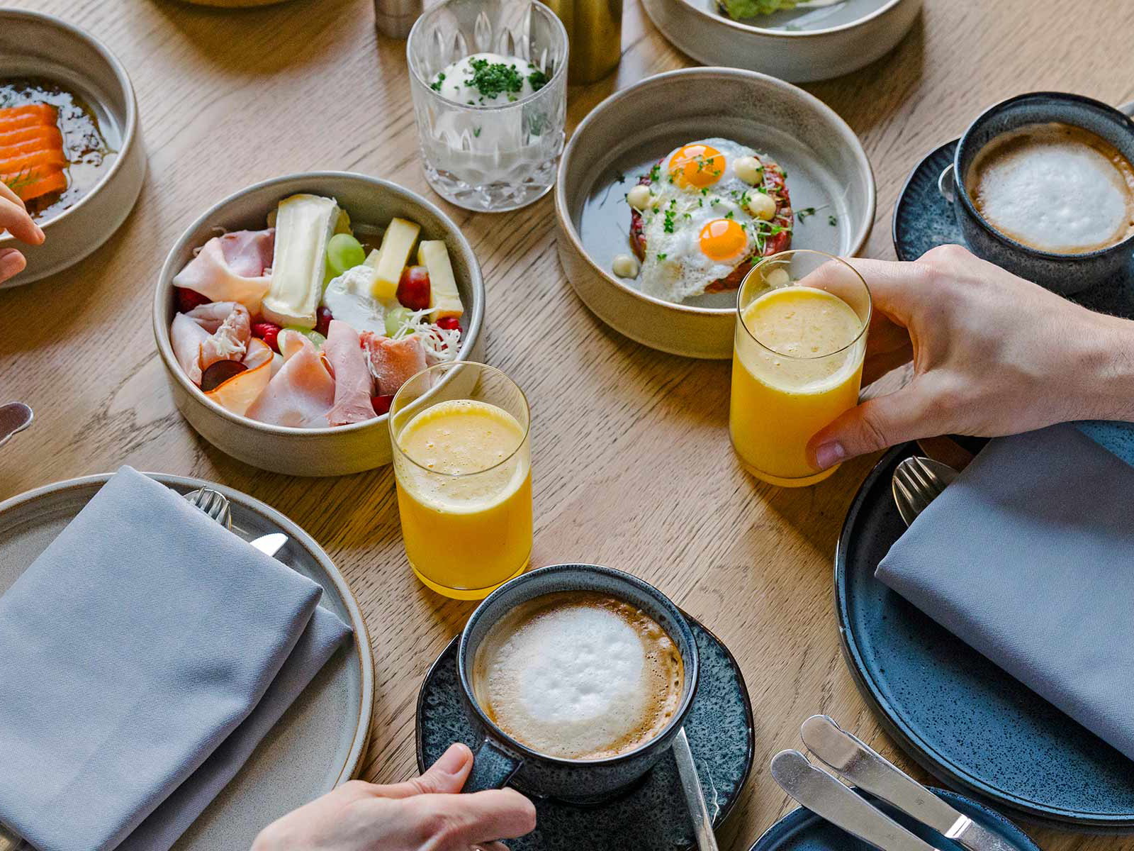 Der Frühstückstisch im »Dstrikt Steakhouse« ist reich gedeckt.