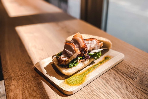 «House Roast Porchetta» mit Sambal-Yuzu-Pesto und Chimichurri